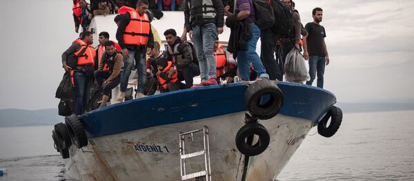 Беженцы на лодке в Средиземном море - Sputnik Беларусь