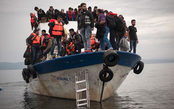 Беженцы на лодке в Средиземном море - Sputnik Беларусь