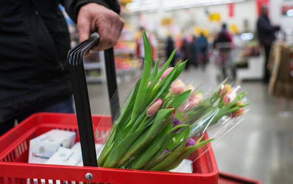 Продажа цветов в гипермаркете - Sputnik Беларусь