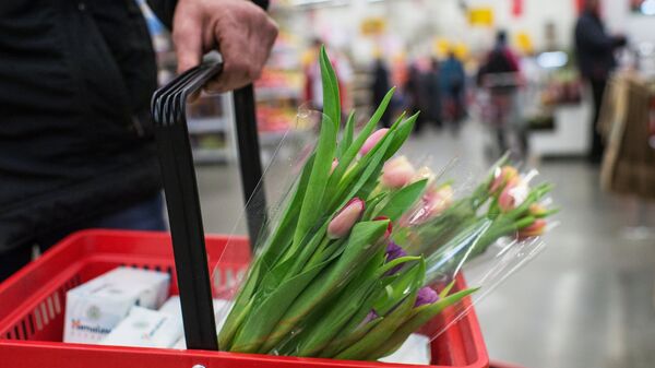 Продажа цветов в гипермаркете - Sputnik Беларусь
