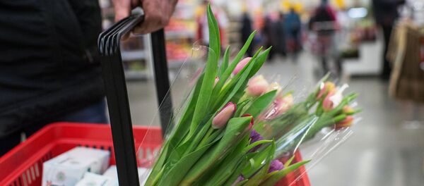 Продажа цветов в гипермаркете - Sputnik Беларусь