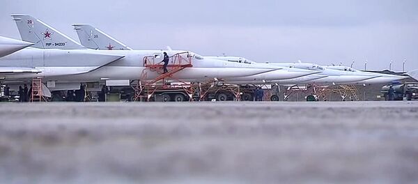 Бомбардировщики-ракетоносцы Ту-22 М3 Военно-космических сил России после боевого вылета для нанесения авиаудара по объектам ИГ в Сирии - Sputnik Беларусь