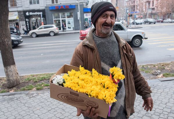 Торговец подснежниками на улицах Еревана - Sputnik Беларусь