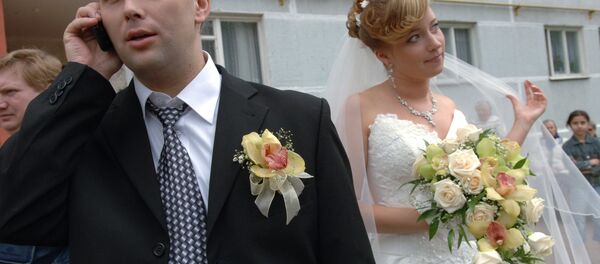 Молодые у дома невесты - Sputnik Беларусь