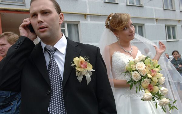 Молодые у дома невесты - Sputnik Беларусь