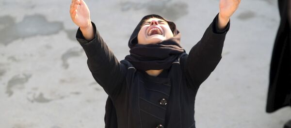 Женщина оплакивает жертв теракта в Ираке. Архивное фото - Sputnik Беларусь