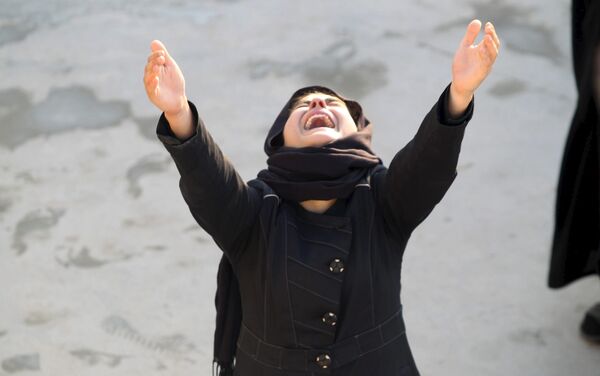 Женщина оплакивает жертв теракта в Ираке. Архивное фото - Sputnik Беларусь