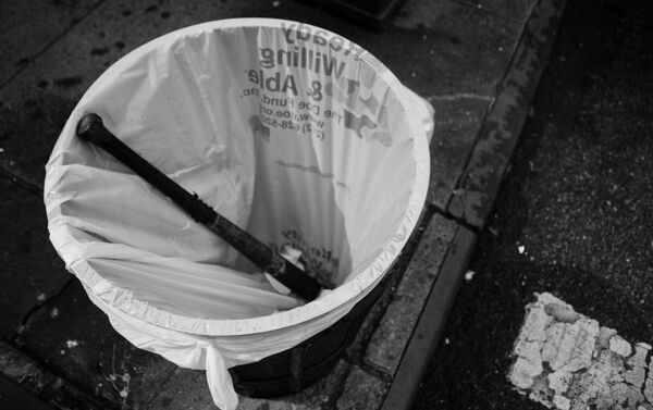 Бейсбольная бита в мусорном баке. Архивное фото - Sputnik Беларусь