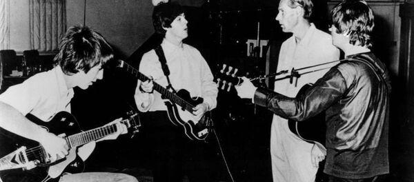 The Beatles и Джордж Мартин (третий слева) - Sputnik Беларусь