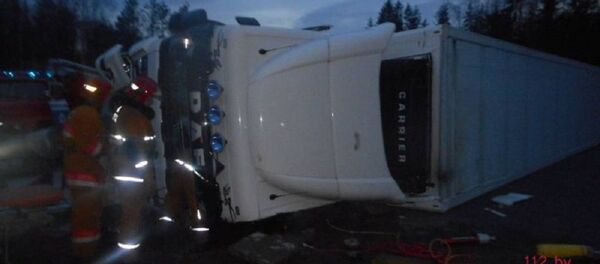 Перевернувшаяся на трассе фура - Sputnik Беларусь