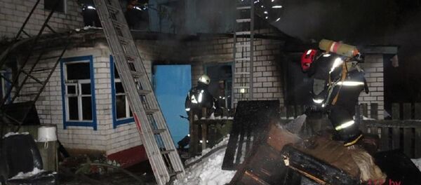 Спасатели работают на пожаре - Sputnik Беларусь