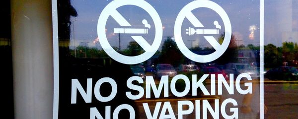 Табличка, запрещающая курение обычных и электронных сигарет - Sputnik Беларусь