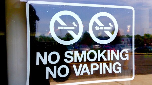 Табличка, запрещающая курение обычных и электронных сигарет - Sputnik Беларусь