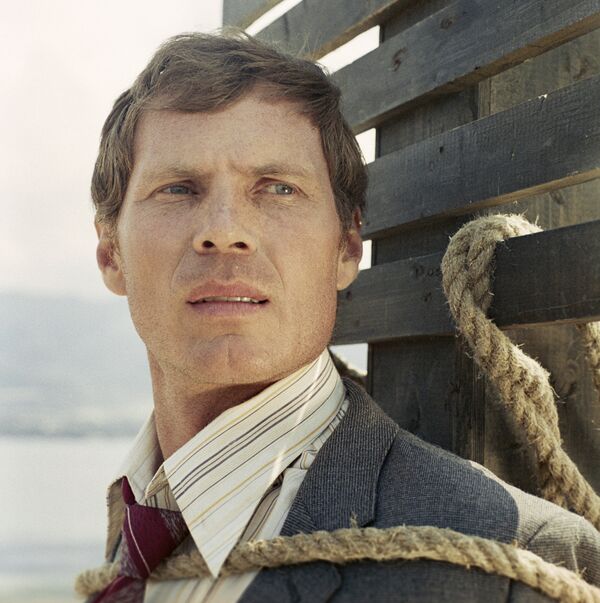 Уладзімір Гасцюхін у фільме Валерыя Ланскога "Белый ворон" (1981 год).У меладраме герой Гасцюхіна – шахцёр з Данецка Ягор Іконнікаў, сумленны і прамалінейны чалавек, які, прыязджаючы ў пансіянат, улюбляецца ў замужнюю жанчыну Соню.Гасцюхін па-майстэрску ўвасобіў вобраз чалавека, які спрабуе быць сумленным у каханні, нягледзячы на ​​сацыяльныя бар’еры і сямейнае становішча каханай. Ён сапраўдны "белы крумкач" у асяроддзі інтэлігентнай кампаніі Соні. - Sputnik Беларусь