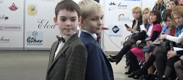 Юные модели показали новую коллекцию школьной формы от "Беллегпрома" Юные модели показали новую коллекцию школьной формы от "Беллегпрома" - Sputnik Беларусь