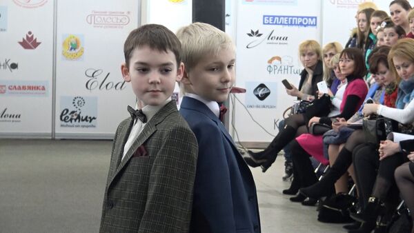 Юные модели показали новую коллекцию школьной формы от &quot;Беллегпрома&quot; - Sputnik Беларусь