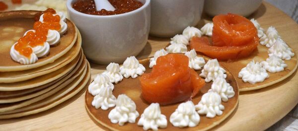 Блины с рыбой и икрой Блины с рыбой и икрой - Sputnik Беларусь