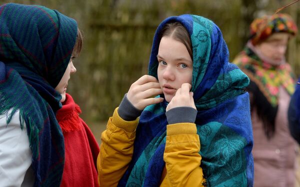 Девочки готовятся праздновать Масленицу - Sputnik Беларусь