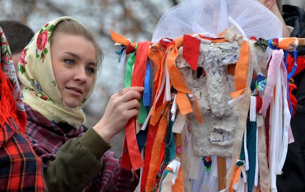 Девушка украшает лентами чучело Зимы-Марены - Sputnik Беларусь