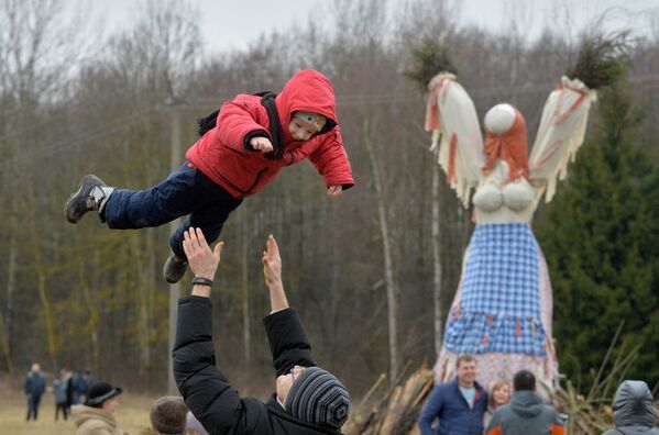 Ребенок на празднике Масленицы - Sputnik Беларусь