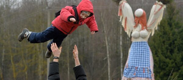 Ребенок на празднике Масленицы Ребенок на празднике Масленицы - Sputnik Беларусь