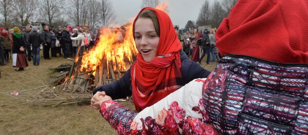 Традиционные хороводы вокруг костра - Sputnik Беларусь