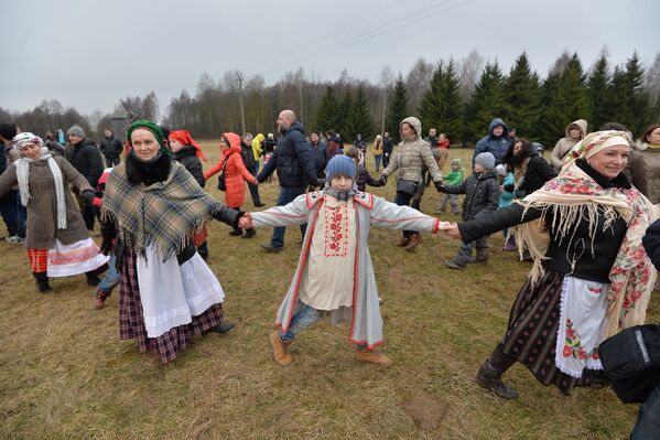 Гости с удовольствием водят хороводы на празднике Масленицы - Sputnik Беларусь