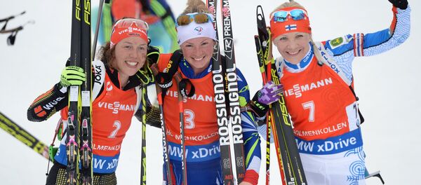 Призеры масс-старта среди женщин на чемпионате мира по биатлону в норвежском Холменколлене (слева направо): Лаура Дальмайер, Мари Дорен-Абер, Кайса Мякяряйнен - Sputnik Беларусь