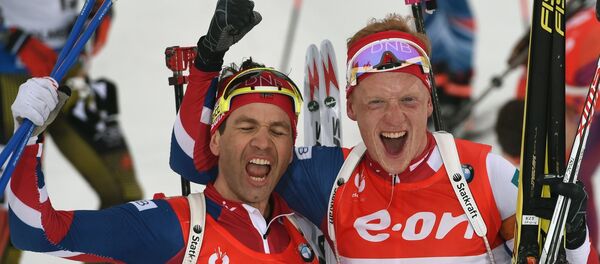 Слева направо: Оле-Эйнар Бьорндален (Норвегия) и Йоханнес Бе (Норвегия) - Sputnik Беларусь