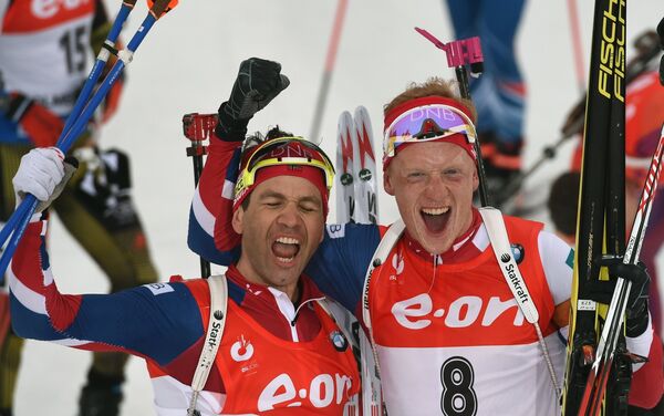 Слева направо: Оле-Эйнар Бьорндален (Норвегия) и Йоханнес Бе (Норвегия) - Sputnik Беларусь