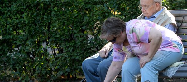 Пожилая женщина кормит голубей - Sputnik Беларусь