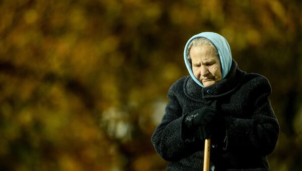 Женщина прогуливается в парке - Sputnik Беларусь