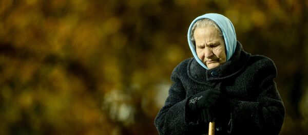 Женщина прогуливается в парке - Sputnik Беларусь