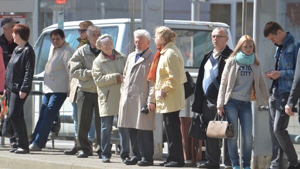 Пенсионеры и молодые люди на остановке - Sputnik Беларусь