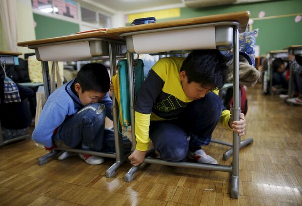 Школьники Токио во время учений, как вести себя во время землетрясений - Sputnik Беларусь