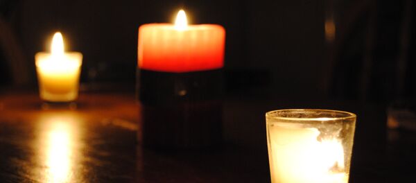 Свечи на полу в темной комнате - Sputnik Беларусь