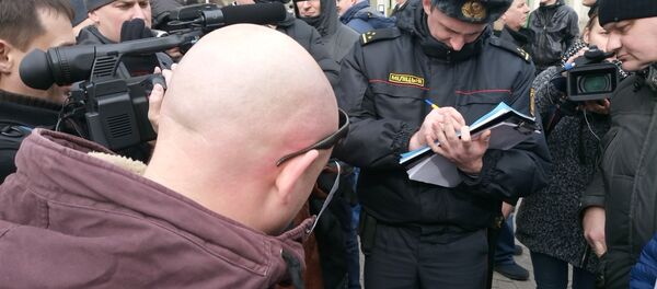 Милиционер составляет протокол на акции ИП в Минске - Sputnik Беларусь