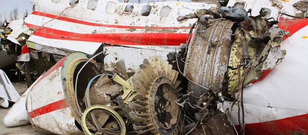 Обломки польского правительственного самолета Ту-154 на охраняемой площадке аэродрома в Смоленске - Sputnik Беларусь