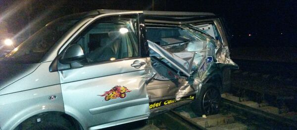 Разбитый на переезде микроавтобус Разбитый на переезде микроавтобус - Sputnik Беларусь