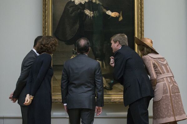 Президент Франции Франсуа Олланд, король Нидерландов Виллем Александр и королева Максима рассматривают картину Рембрандта - Sputnik Беларусь
