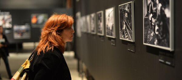 Наведвальніца на адкрыцці фотавыставы пераможцаў і прызёраў Міжнароднага конкурсу фотажурналістыкі імя Андрэя Сценіна Наведвальніца на адкрыцці фотавыставы пераможцаў і прызёраў Міжнароднага конкурсу фотажурналістыкі імя Андрэя Сценіна - Sputnik Беларусь