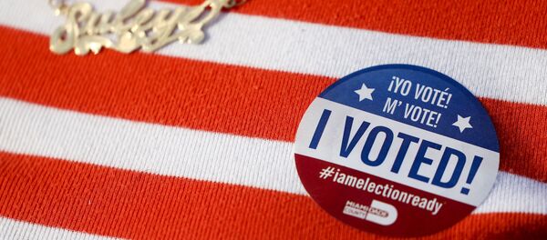 Значок на майке избирателя в США - Sputnik Беларусь