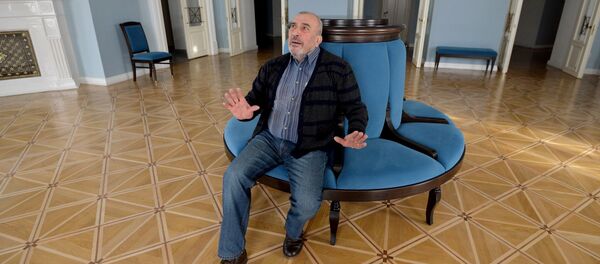 Кириченко в вестибюле Купаловского театра - Sputnik Беларусь