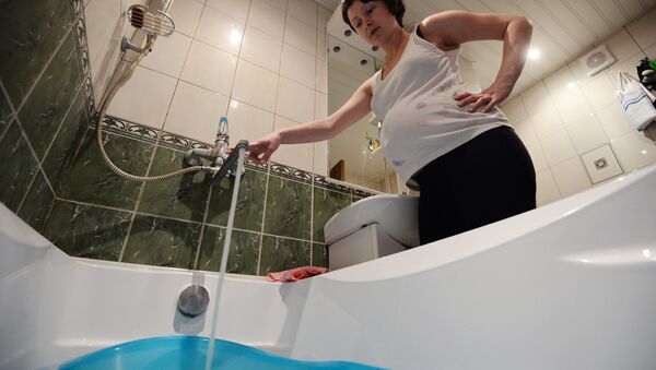 Беременная женщина набирает воду в ванной комнате - Sputnik Беларусь