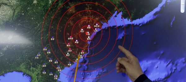Officers from the Korea Meteorological Administration point at the epicenter of seismic waves in North Korea, at the National Earthquake and Volcano Center of the Korea Meteorological Administration in Seoul, South Korea, Wednesday, Jan. 6, 2016. - Sputnik Беларусь