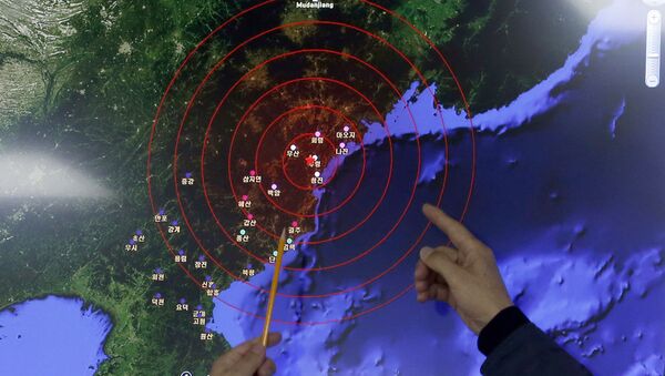 Officers from the Korea Meteorological Administration point at the epicenter of seismic waves in North Korea, at the National Earthquake and Volcano Center of the Korea Meteorological Administration in Seoul, South Korea, Wednesday, Jan. 6, 2016. - Sputnik Беларусь