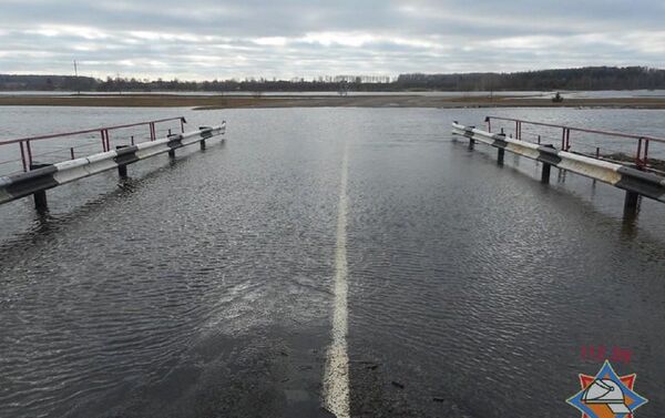 Подтопленный мост в Славгородском районе - Sputnik Беларусь