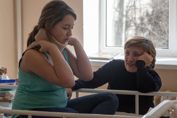 Девочка с мамой в донецкой больнице Девочка с мамой в донецкой больнице - Sputnik Беларусь