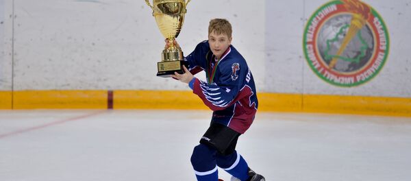 Николай Лукашенко с кубком - Sputnik Беларусь