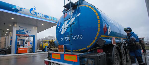 Работа заправочной станции Газпромнефть в Санкт-Петербурге - Sputnik Беларусь